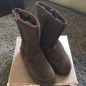 NEW BearPaw Meadow short 10 chocolate brown